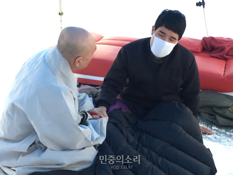 동국대 이사장 일면스님이 김건중 부총학생회장 단식농성 42일째를 맞는 25일 오전 농성장을 찾았다