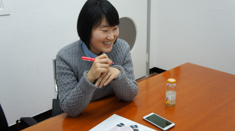 이야기하며 웃는 신지혜 후보