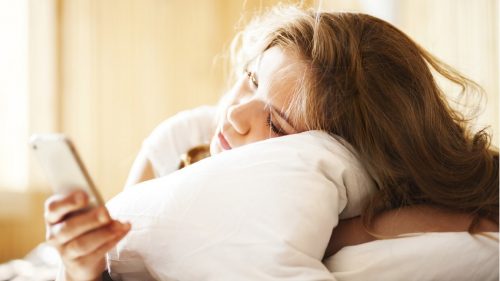 아침에 일어나자마자 스마트폰