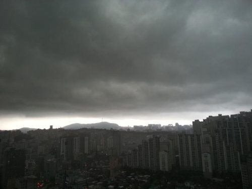 먹구름 낀 서울 하늘